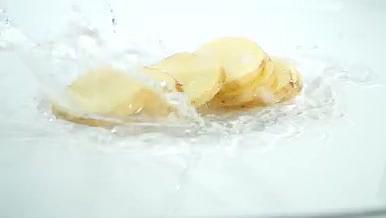土豆片掉落溅起水花视频的预览图